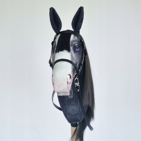 Realistyczny hobby horse, konik na patyku, czarny z białą plamką A4 Realistyczny hobby horse, konik na patyku, czarny z białą plamką A4