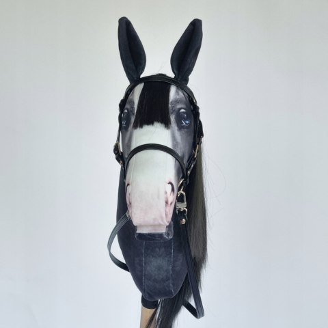 Realistyczny hobby horse, konik na patyku, czarny z białą plamką A4 Realistyczny hobby horse, konik na patyku, czarny z białą plamką A4