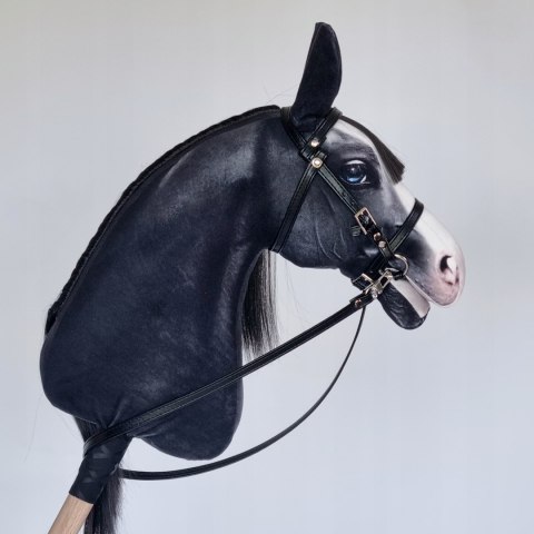 Realistyczny hobby horse, konik na patyku, czarny z białą plamką A4 Realistyczny hobby horse, konik na patyku, czarny z białą plamką A4
